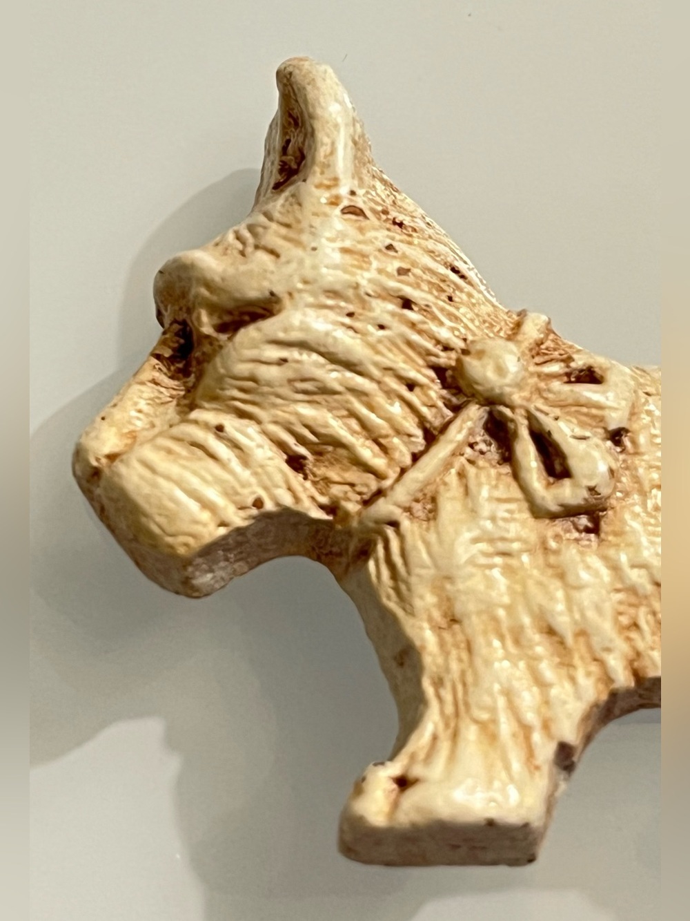 Vintage ceramic textured off white scottie terrier dog W bow lapel pin w C clasp - Picture 9 of 11
